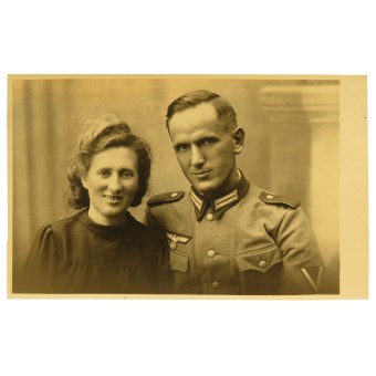 Studiovalokuva saksalaisesta gefreiteristä M36 Feldblusessa vaimonsa kanssa. Espenlaub militaria